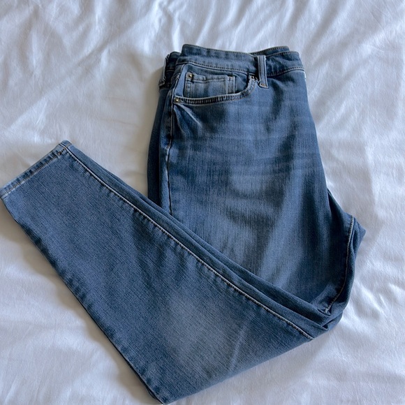 👖 {12P} Time & Tru Petite High Rise Curvy Jeans - Picture 2 of 9